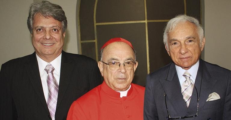 Entre os empresários Mário Pagnozzi Jr. e Luciano Giron, dom Raymundo Damasceno Assis festeja seus 25 anos de ordenação, no Santuário de Nossa Aparecida, no interior de São Paulo.