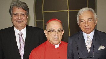 Entre os empresários Mário Pagnozzi Jr. e Luciano Giron, dom Raymundo Damasceno Assis festeja seus 25 anos de ordenação, no Santuário de Nossa Aparecida, no interior de São Paulo.