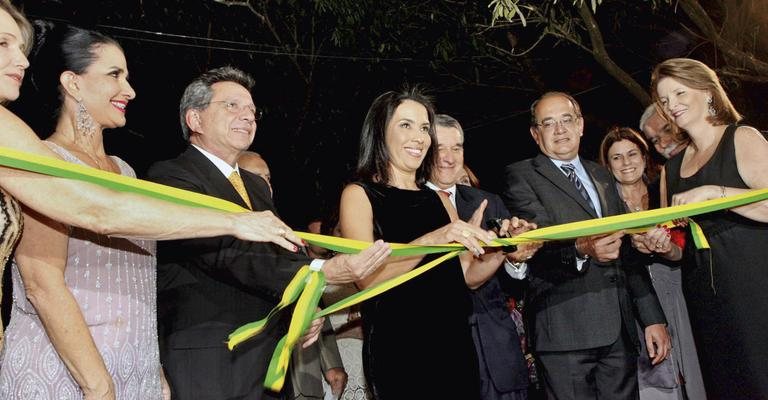 Sheila Podestá, Moema Leão e Eliane Martins, de preto, ao centro, o vicegovernador do DF, Tadeu Filippelli, o ministro do TCU Valmir Campelo, o ministro do STF Gilmar Mendes e a diretora nacional do evento, Silvana Lorenzi, abrem o evento de décor, em