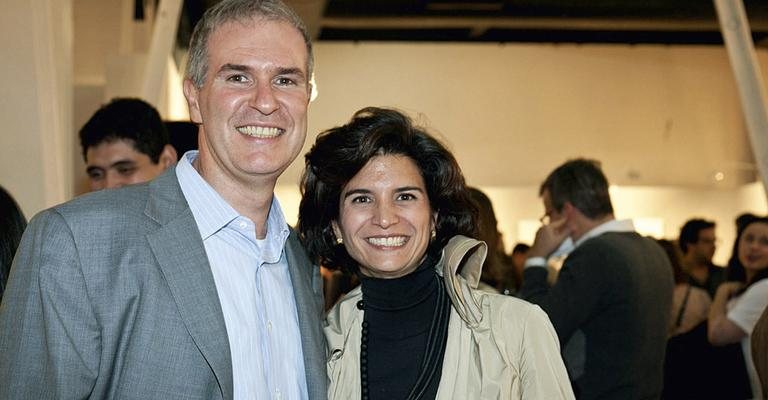 Heitor Martins, pres. da Bienal, felicita a amada, Fernanda Feitosa, que abre mostra em pavilhão da Bienal.