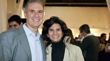 Heitor Martins, pres. da Bienal, felicita a amada, Fernanda Feitosa, que abre mostra em pavilhão da Bienal.