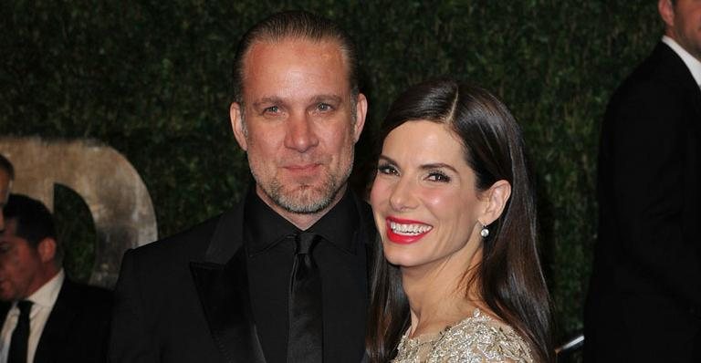 Sandra Bullock descobriu que havia sido traída pelo ex-marido, Jesse James, após a amante dele revelar o caso para imprensa - Getty Images