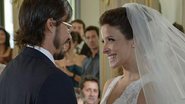 Cristiano (Paulo Vilhena) e Abelha (Bruna Spínola) se casam em 'Morde & Assopra' - Reprodução / TV Globo