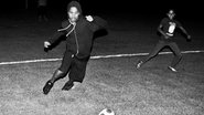 No Brasil, Lenny Kravitz joga futebol - Reprodução/Twitter