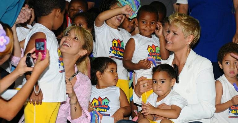 Xuxa e Shakira visitam a Cidade de Deus - PhotoRioNews