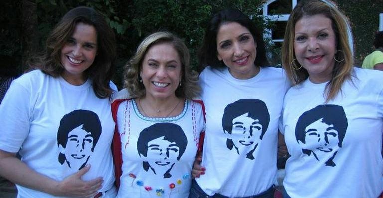 Cissa Guimarães recebe o apoio das colegas Suzy Rêgo, Flavia Garrafa e Miriam Lins, da novela Morde & Assopra, que vestem a camisa com a estampa do rosto de seu filho, Rafael Mascarenhas - Reprodução/Facebook