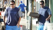 Adam Sandler compra pizzas e exibe nova forma em Santa Monica, na Califórnia - Splash News www.splashnews.com