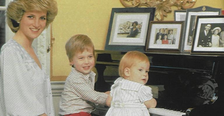 Princesa Diana, William e Harry tocam piano - Arquivo Caras