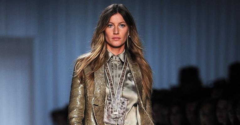 Gisele Bündchen desfila na Semana de Moda de Paris - Getty Images