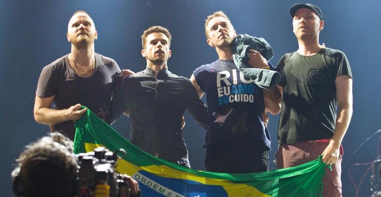 Coldplay se apresenta com camiseta de movimento do Rio de Janeiro - Marcos Hermes