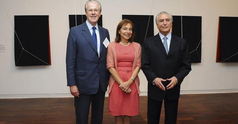 Mario Garnero confraterniza com Susan Segal e Michel Temer na sede do Council of The Americas. - Fernando Godoy/ Fórum