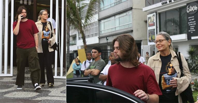 No primeiro dia após deixar a clínica de reabilitação, Vera, de óculos e cabelos grisalhos, ganha a companhia do filho, Gabriel, em passeio pelasruas de Ipanema, Rio. - Fausto Candelária/ Caroline Nunes