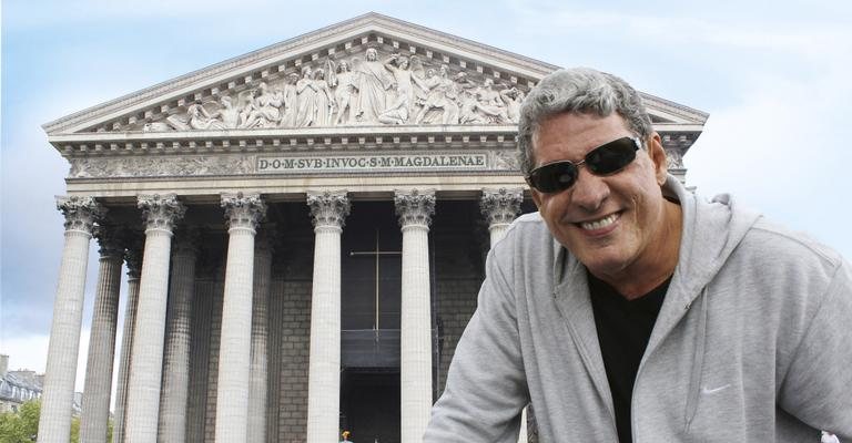 O ator se encanta com a lavagem das escadarias da Igreja de la Madeleine, em Paris. - Uran Rodrigues