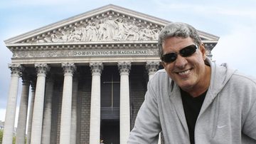 O ator se encanta com a lavagem das escadarias da Igreja de la Madeleine, em Paris. - Uran Rodrigues