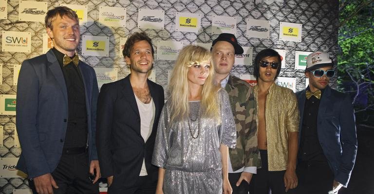 Os integrantes da banda dinamarquesa: Sven, Rasmus, Mette, Lars, Mikkel e Mikko na festa no Morro da Urca, Rio. - Gianne Carvalho