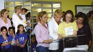 Shakira abraça Eduarda, Tainá e Daniele e Xuxa beija menina da Cidade de Deus. Elas assinam termo com a ministra Maria do Rosário, ao lado de Adriana Ancelmo. - João Mário Nunes