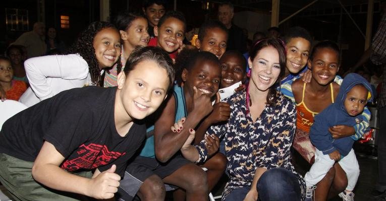 Paola Oliveira fotografa com crianças da comunidade da Maré, no Rio de Janeiro - Felipe Assumpção / AgNews