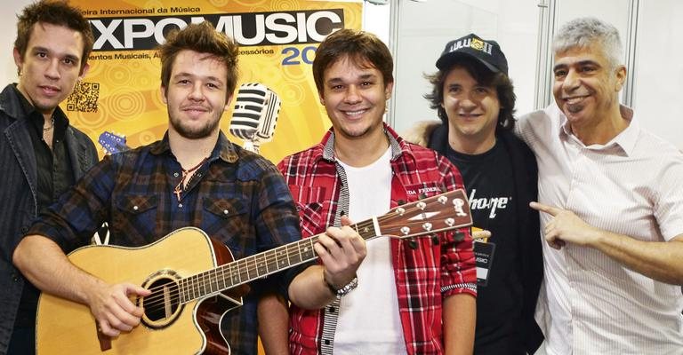 Os irmãos e membros do KLB, Kiko, Bruno e Leandro, brilham em evento, onde René Moura recebe Lulu Santos no estande de sua empresa de equipamentos musicais, em SP.