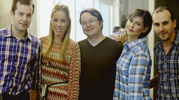 Deborah Secco (4ª da esq. p/ dir.) estrela campanha e é recebida por João Brizola, Isabel Del Priore, Leonardo Siqueira e Marcos Proença, que faz produção da atriz, SP.