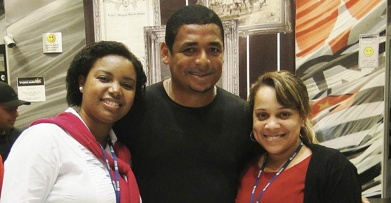 Em SP, o atleta Vampeta visita loja do Corinthians, em Taboão da Serra, Grande SP, e é ladeado por Adriana Xavier e Rosana Rodrigues.