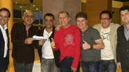 Adrian Ursilli e Rogério Frizzi ladeiam os músicos do Roupa Nova Feghali, Nando, Kiko, Serginho e Cleberson, que anunciam festa de carreira a bordo de cruzeiro com...