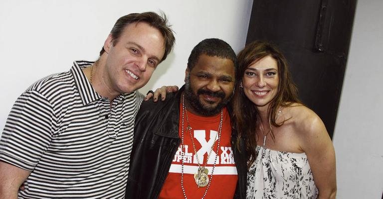 Arlindo Cruz faz show e é ladeado pelo casal Christian e Meg Caballero, em SP.