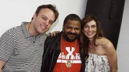 Arlindo Cruz faz show e é ladeado pelo casal Christian e Meg Caballero, em SP.