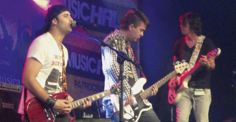 Karim Salman, Thiago Kazuo e Heder Stefano, da banda Mr Kaos, apresentam-se em evento musical em SP.