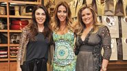 A apresentadora Simone Abravanel (ao centro) é felicitada por Flávia Medrano e Adriana Bonini no lançamento de portal, em pet shop em SP.