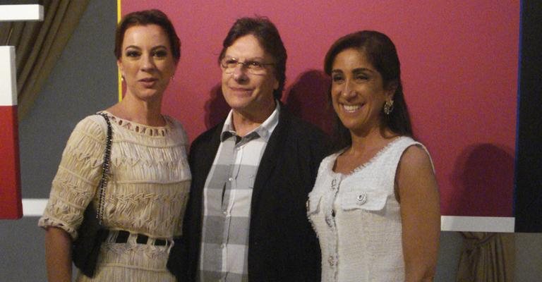 Luciana Almeida felicita o amado, Rodrigo de Castro, que participa de exposição organizada por Beatriz Yunes Guarita, em São Paulo.