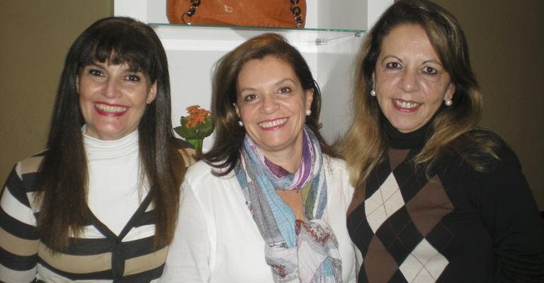 Giselda Armentano (ao centro) mostra nova coleção a Silvia Armentano, sua irmã, e Maria Emilia Genovesi, em sua boutique, em São Paulo.