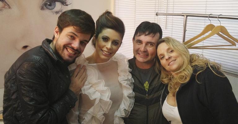 Entre o stylist Ulisses Fernandes e os produtores Luis Froes e Daniela Avesani, Mara Bastos estrela campanha.