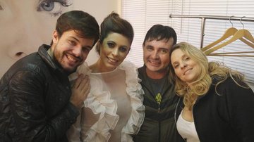 Entre o stylist Ulisses Fernandes e os produtores Luis Froes e Daniela Avesani, Mara Bastos estrela campanha.