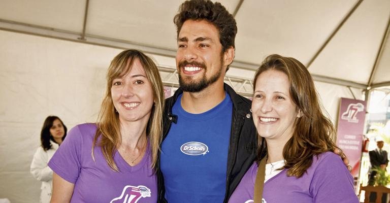 Cauã Reymond confere evento de produtos para os pés com Juliana Albuquerque e Pauline Dapelo, em SP.