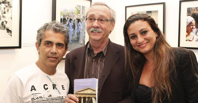 O fotógrafo Jean Pierre com o livro de Jota Veloso e Luzia Moraes nos 10 anos de festival cultural, em Paris.