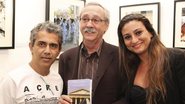 O fotógrafo Jean Pierre com o livro de Jota Veloso e Luzia Moraes nos 10 anos de festival cultural, em Paris.