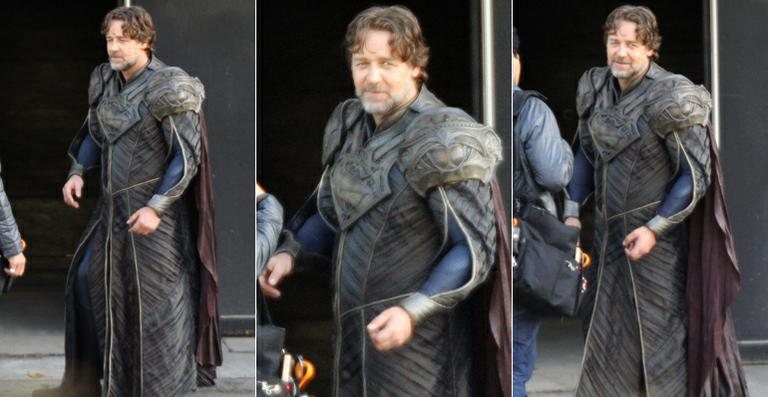 Russell Crowe durante as filmagens de 'Man of Steel' - Grosby Group