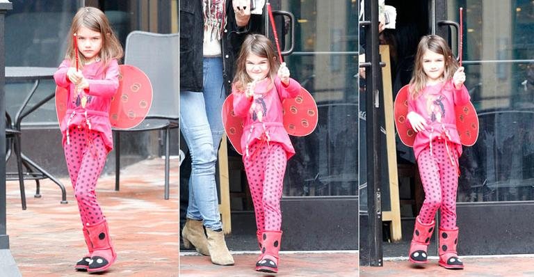 Suri Cruise veste fantasia de joaninha - GrosbyGroup