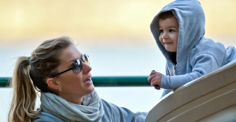 Gisele Bündchen se diverte com o primogênito, Benjamin, em um parque de Boston, nos Estados Unidos - The Grosby Group