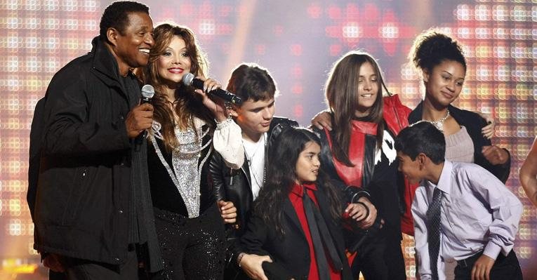 Família Jackson reunida no palco do tributo ao rei do pop - Reuters