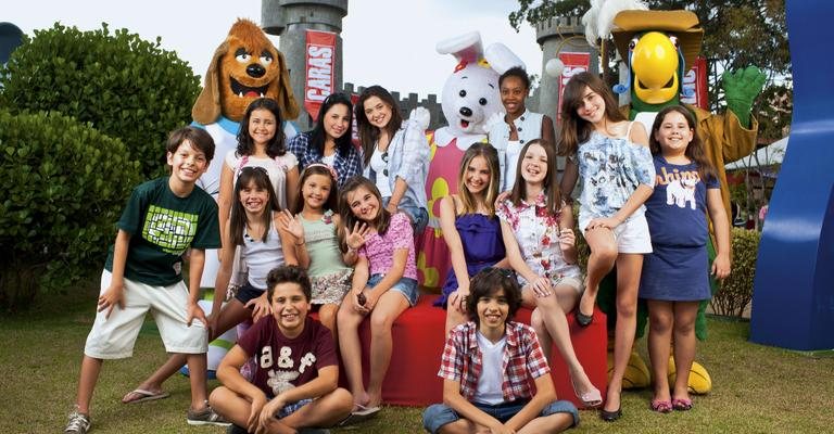 Vitor Colman, Nahuana Costa, Vitória, Polliana Aleixo, Alicia Soares, Anna Rita Cerqueira e Anna Karolina Lannes, em pé. Pietra Pan, Júlia Gomes, Klara Castanho, Clara Tiezzi, Jeniffer Oliveira, sentados.Vitor e Matheus Costa, no chão - Caio Guimarães