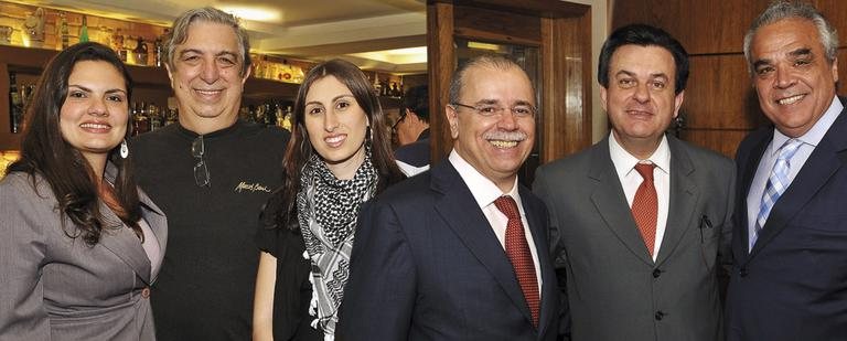 Cristiane Belotti, Marcos Ribas, Natália Visnardi, Afonso Celso de Barros Santos, Valter Patriani e Luiz Antonio Cabral em jantar de premiação de locadora de veículos, em São Paulo.