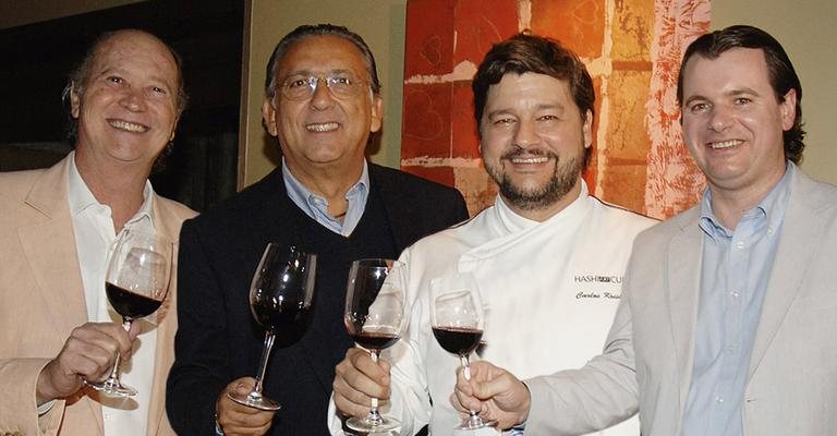 Galvão Bueno comanda degustação de seus rótulos com Paulo Roberto Falcão e Adriano Miolo, no restaurante do amigo, o chef Carlos Kristensen, em Porto Alegre.