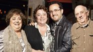 Com os pais, Angelina e Reynaldo Forte, nas pontas, a assessora e produtora teatral Célia Forte celebra seu 50º aniversário no bistrô de Isaac Azar, que completa cinco anos.