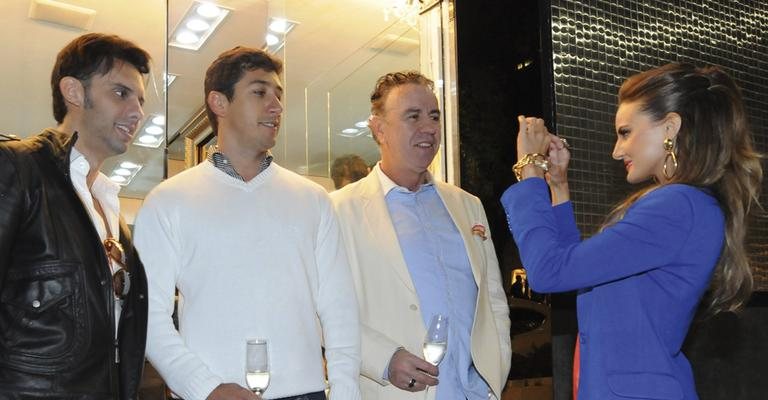 Os sócios Jr. Lopes e Roberto Nuzzi são felicitados por Luis Carlos Lopes e Luisa Granatto, pai e namorada de Jr., na inauguração de loja, SP.