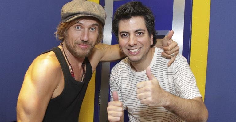 O cantor espanhol Daniel Carbonell, da banda Macaco, fala a Marcelo Barbur na Rádio Metropolitana, em SP.