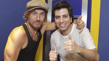 O cantor espanhol Daniel Carbonell, da banda Macaco, fala a Marcelo Barbur na Rádio Metropolitana, em SP.