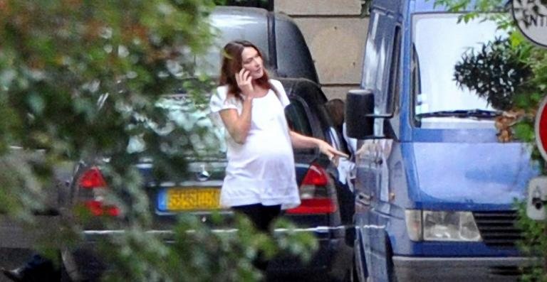 Ainda grávida, Carla Bruni passeia e janta em Paris - Grosby Group