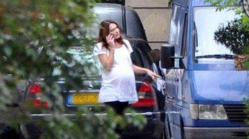 Ainda grávida, Carla Bruni passeia e janta em Paris - Grosby Group