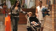 Danielle Winits com os filhos, Noah e Guy, em shopping no Rio - Marcos Ferreira / PhotoRioNews